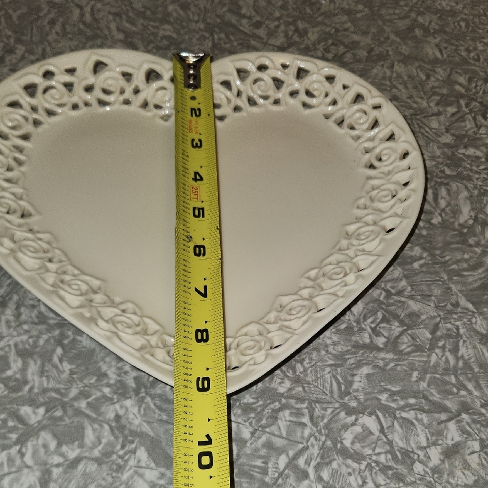 Elegant Cream Heart-Shaped Lace Plate - Picture 5 of 10
